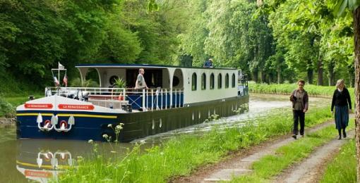 Pasear junto al canal es uno de los maravillosos placeres de este crucero... CRUCEROS FLUVIALES CANALES DE FRANCIA CANAL DE BRIARE CANAL DU LOING CRUCEROS FAMILIA CRUCEROS LA RENAISSANCE CRUCEROS OFERTA CRUCEROS BARCAZA DE LUJO CRUCEROS EN FAMILIA CRUCEROS EN GRUPO CRUCEROS CON AMIGOS CRUCEROS BORGOÑA LA RENAISSANCE LOIRA CRUISES